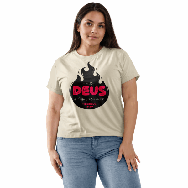 Camiseta Feminina Off White O nosso Deus é fogo consumidor – Hebreus 12:29