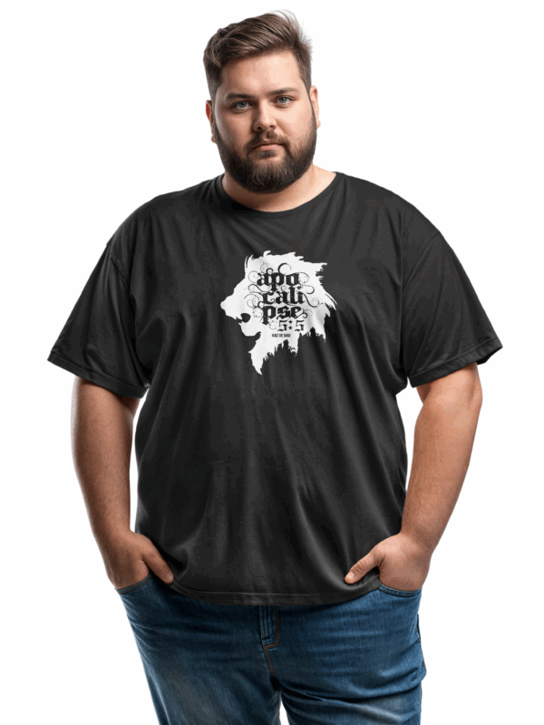Camiseta Masculina Plus Size Preta Apocalipse 5:5 - Raiz de Davi
