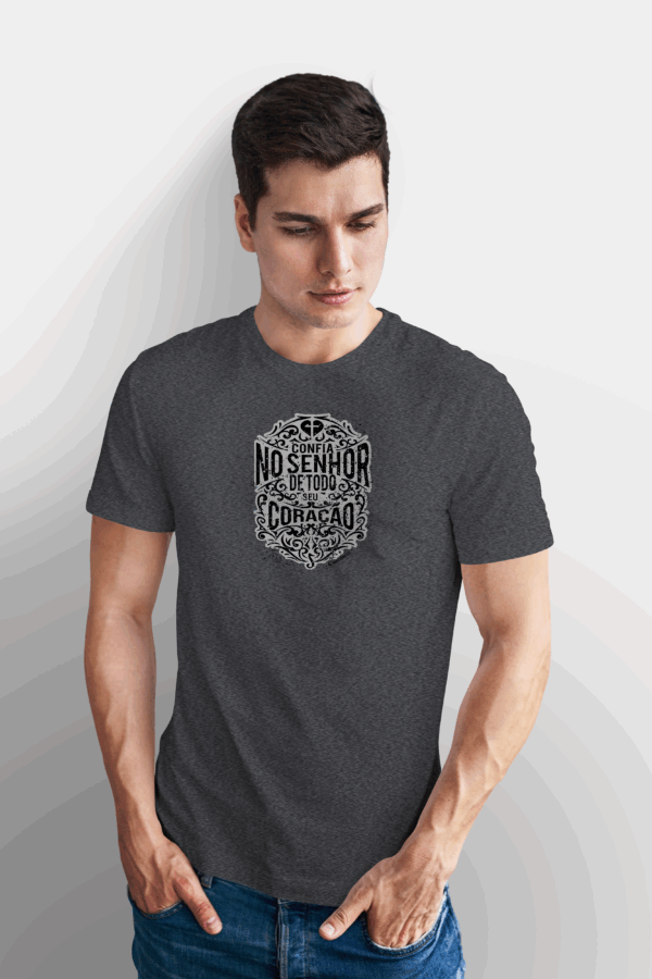 Camiseta Masculina Cinza Chumbo Confia no Senhor de todo seu coração