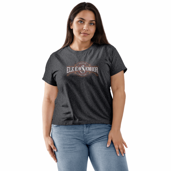 Camiseta Feminina Cinza Chumbo Ele é o Senhor dos Céus, Terra e Mar